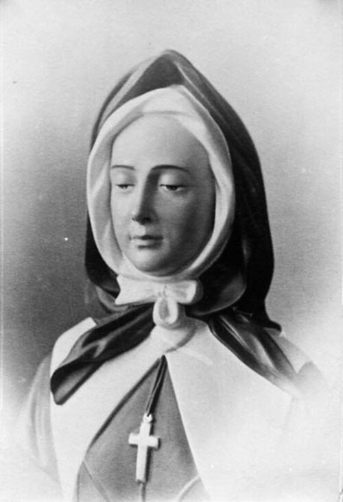 Marguerite-Bourgeoys en habit religieux, portant un voile encadrant son visage et une croix suspendue à un ruban autour de son cou. Son expression est calme et sereine.