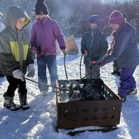 Une superbe journée ensoleillée pour un feu de camp et des guimauves.